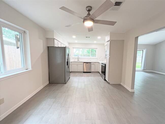 Building Photo - 6210 Creekside Ln