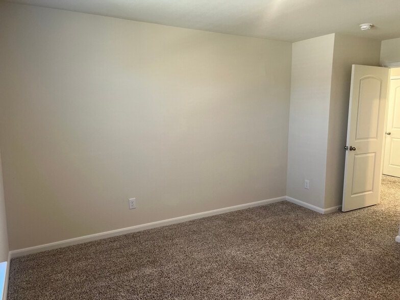 Building Photo - Room in House on Serena Dr