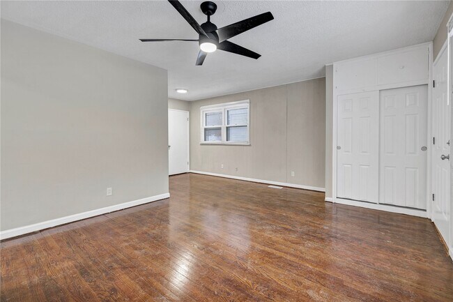 Building Photo - 9725 Medford Dr