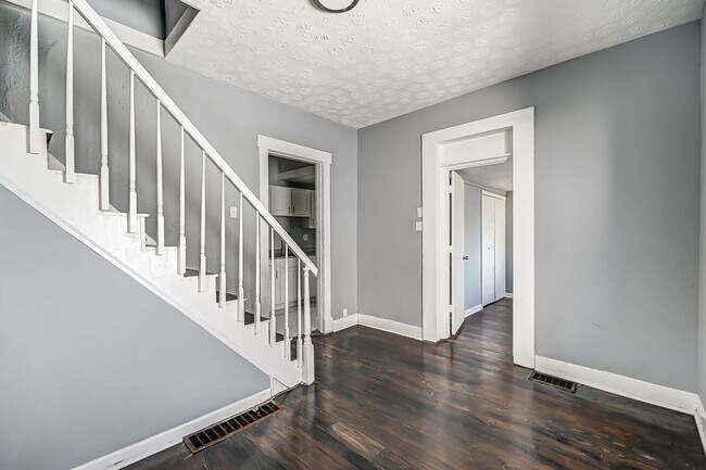 Building Photo - Charming 4 bedroom, 1 bathroom