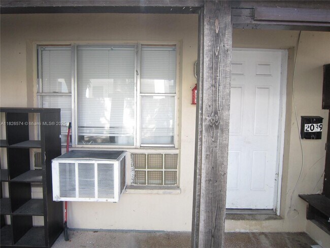 Building Photo - 2039 Taylor St