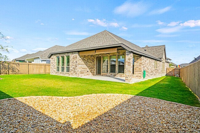 Building Photo - Beautiful 4 bed 3 bath Single Story Home i...