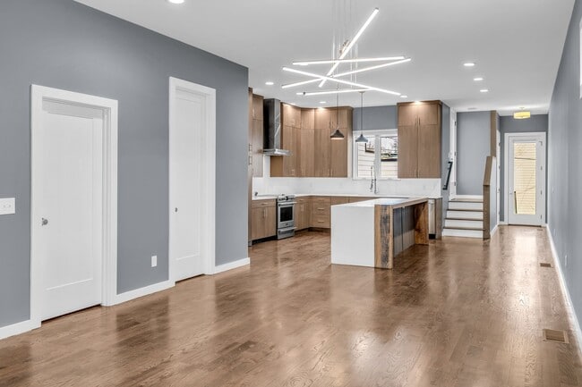 Building Photo - 418 37th Ave N