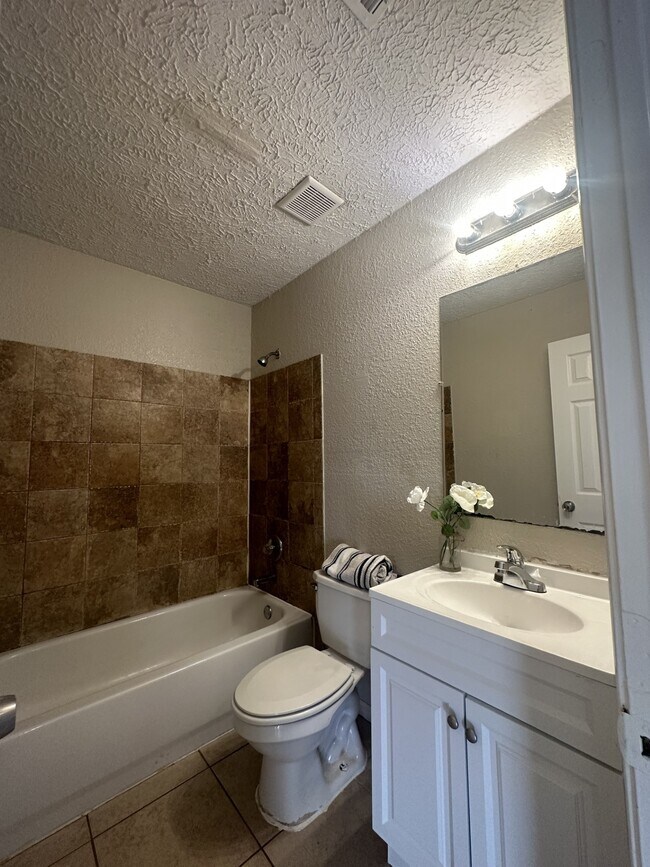 Building Photo - 6713 Greenhurst St