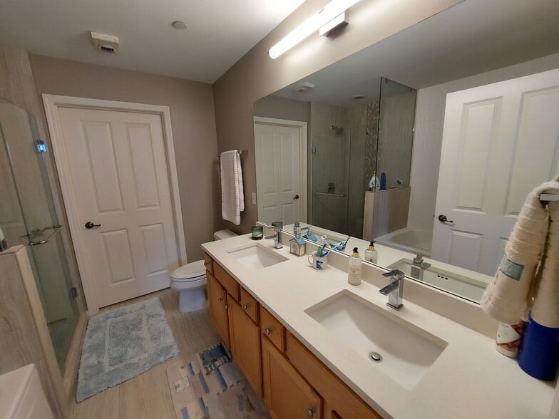 Master Bath - 500 E Grant St