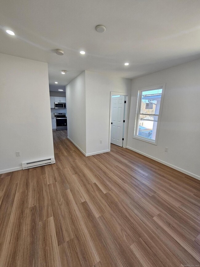 Building Photo - 1153 Main St