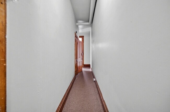 Building Photo - 6 bed/2 bath on Wheeler St., Mins. from UC for Only $650/pp ($3900/mo)!