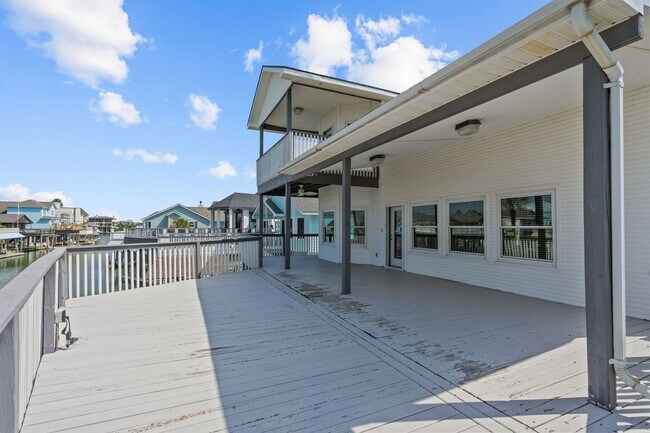 Building Photo - Waterfront Living at Its Best – For Rent on Tiki Island