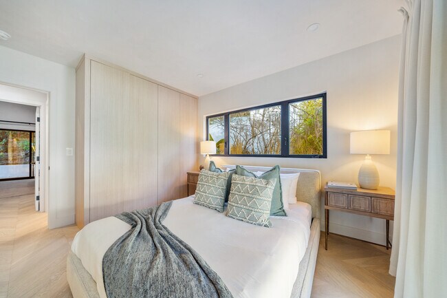 Building Photo - 2221 Bowmont Dr