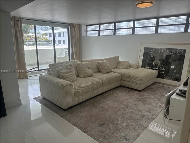 Building Photo - 1800 Collins Ave