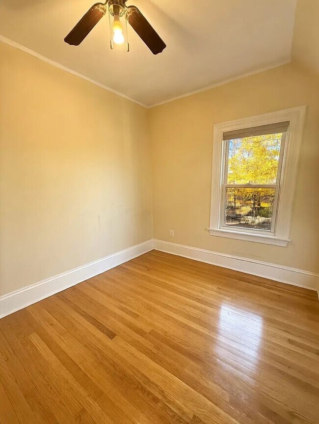 Building Photo - No Fee Single Family House with 5 Parking Spaces Included!  Laundry in Unit!