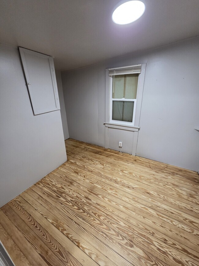 Building Photo - 832 N Leroy St