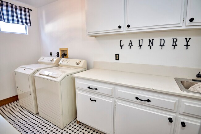 Building Photo - 7080 Via del Mar