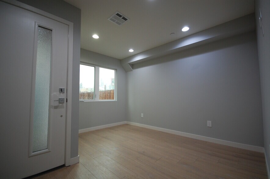 DEN - 648 1/2 N Serrano Ave