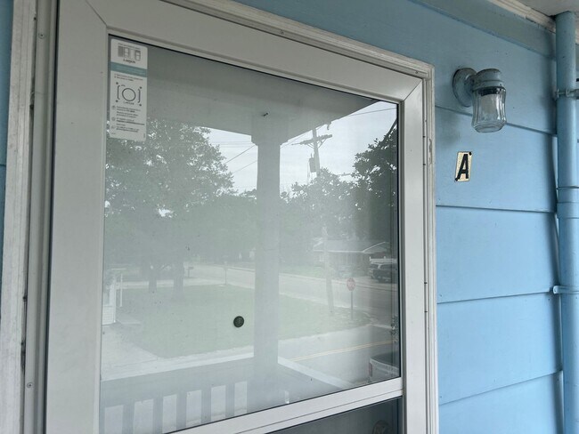 Building Photo - Walk to the Beach - 2 Bedroom, 1 Bath, Unfurnished, 2nd Floor Apartment! Available Now!