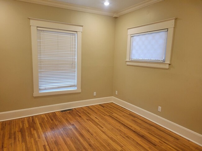 Building Photo - 2 Bedroom, 2 Bathroom! Huge Shop building ...