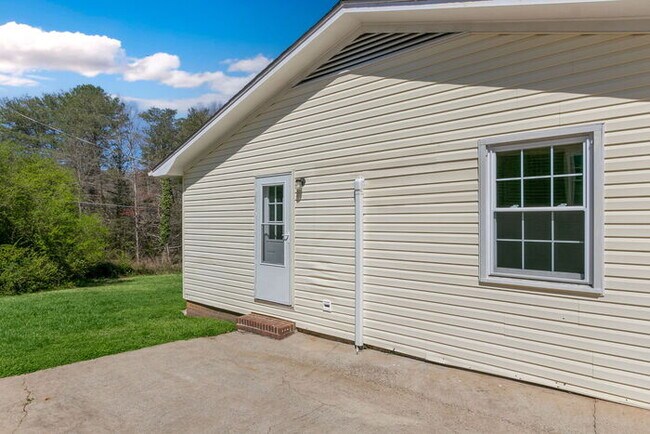 Building Photo - 95 Montague Rd