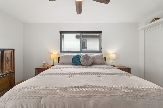 Bedroom with king bed and fan - 709 Agate St