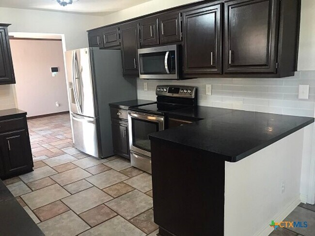 Building Photo - 419 Tomahawk Dr