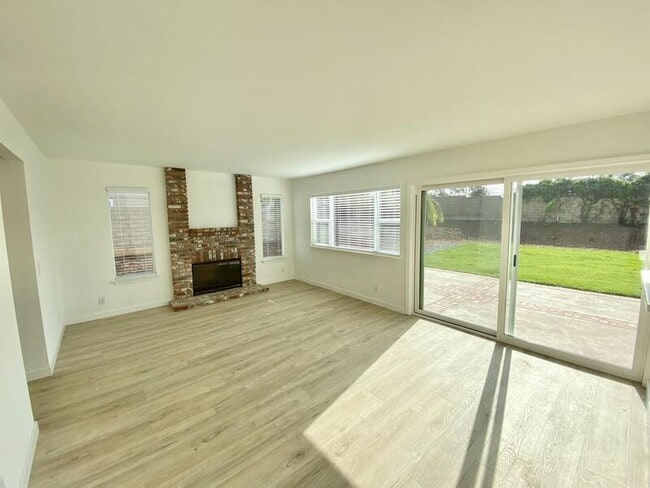 Building Photo - 1847 Lotus Ct