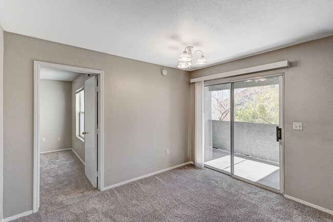 Building Photo - Spacious 2-Bed Condo with Balcony in Gated Community!