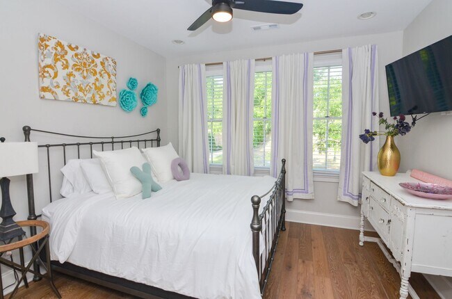 Building Photo - Fully Furnished in Downtown Franklin