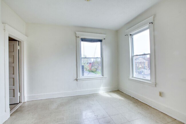 Building Photo - 2 bedroom 1 bath available ASAP