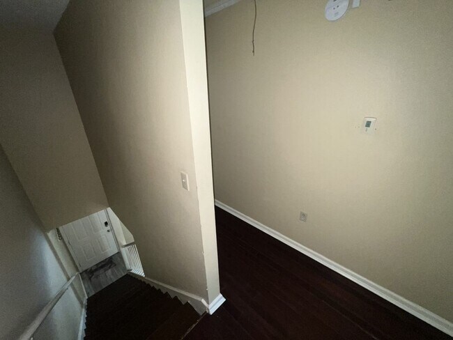 Building Photo - Beautiful 2 Bed, 2.5 Bath townhome on Jefferson Hwy