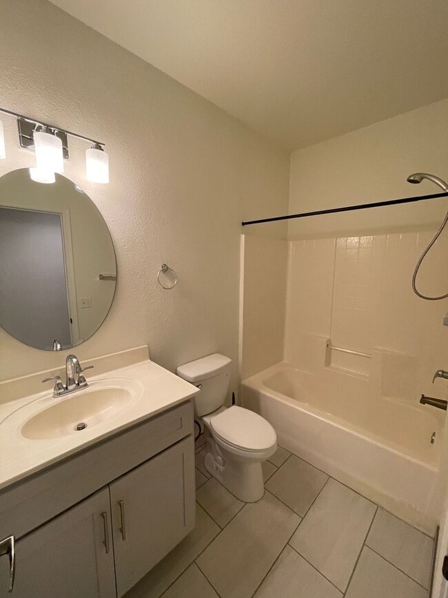 Building Photo - BEAUTIFULLY REMODELED TOWNHOUSE!