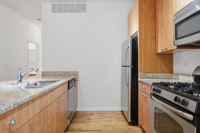 Building Photo - 318 E 25th St