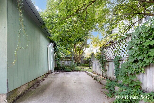 Building Photo - Spacious 3-Bedroom Haven with Sunroom & Wa...