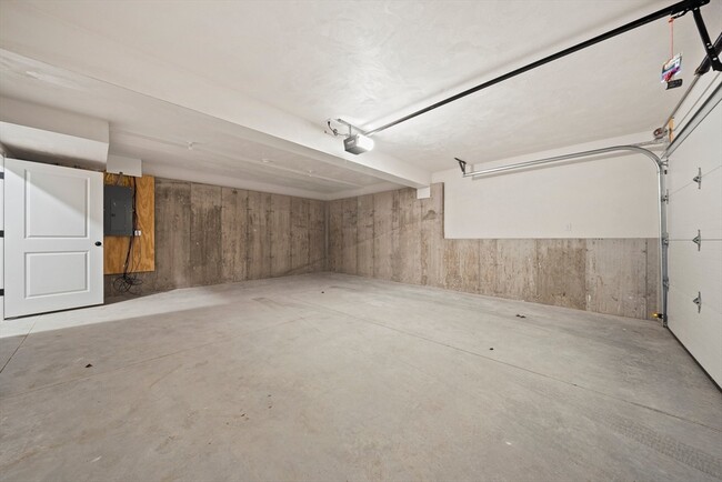 Building Photo - 473 Newport Ave