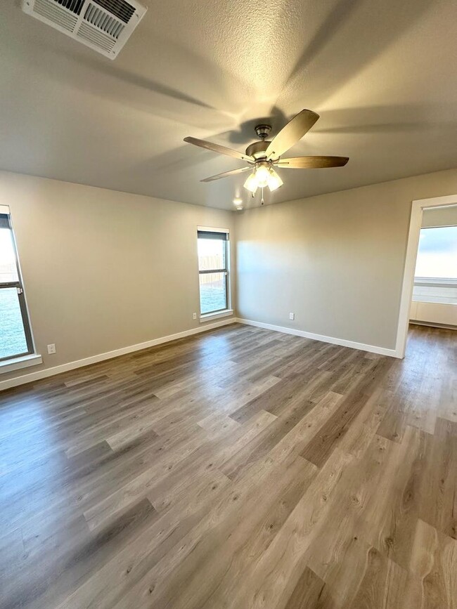 Building Photo - 3 Bed 2 Bath Ready to Rent!