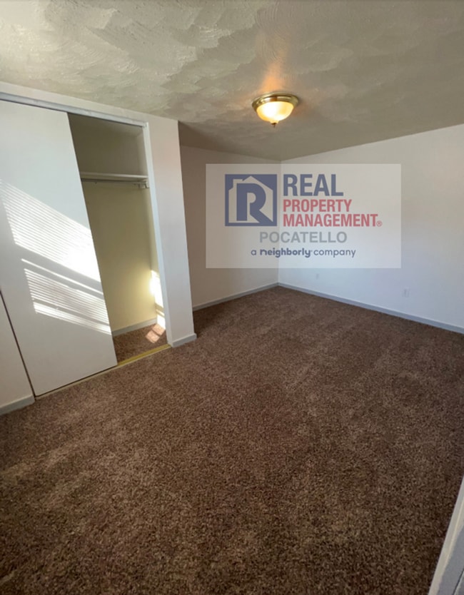 Building Photo - Spacious 1 bedroom 1 bath apartment