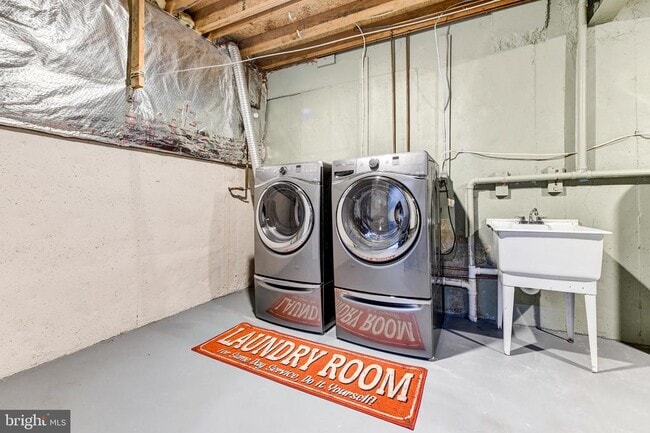 Building Photo - 5668 Ridge View Dr