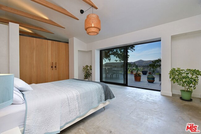 Building Photo - 2145 Linda Flora Dr