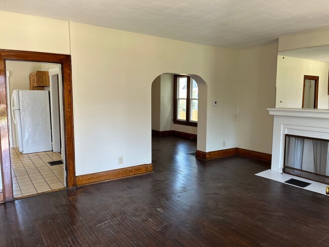 Building Photo - **REMODELED 4-BEDROOM/2-BATH HOUSE IN NORT...