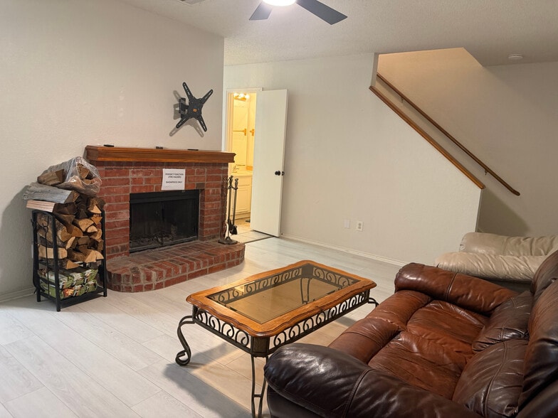 Building Photo - Room in House on Bandera St