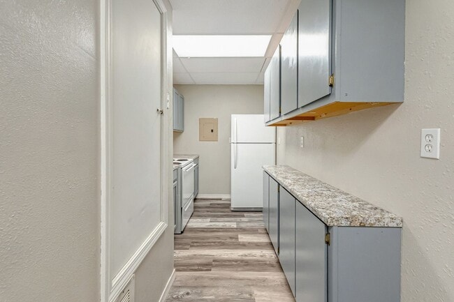 Building Photo - Private Walkout Basement Unit Overlooking ...