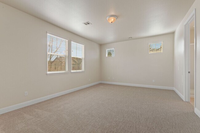 Building Photo - Gated Somersett Home!