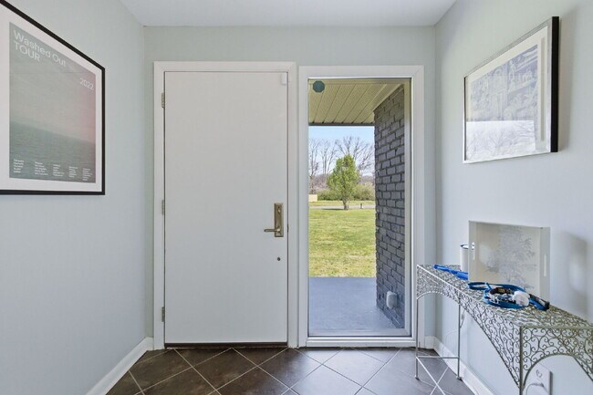 Building Photo - Charming 3-Bed Oasis with Scenic Waterfront Views and Pool 15 minutes from Downtown Nashville