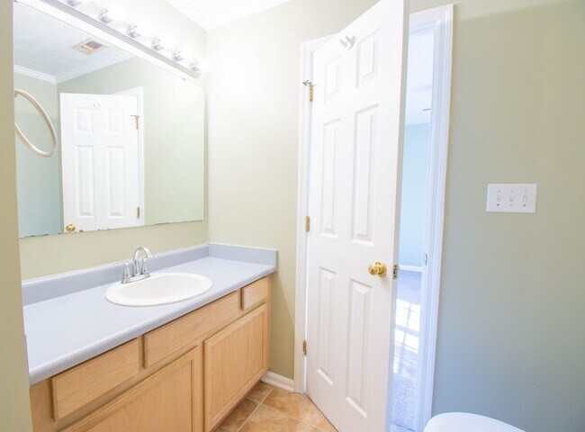 Building Photo - 3 Bedroom 2.5 Bathroom with Bonus Room!