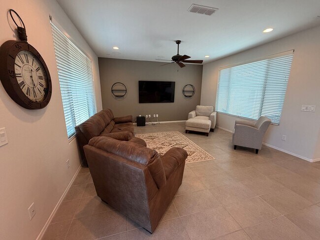 Building Photo - 4024 N Cottonwood Dr