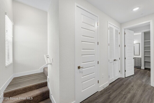 Building Photo - 8663 Ivanhoe Dr