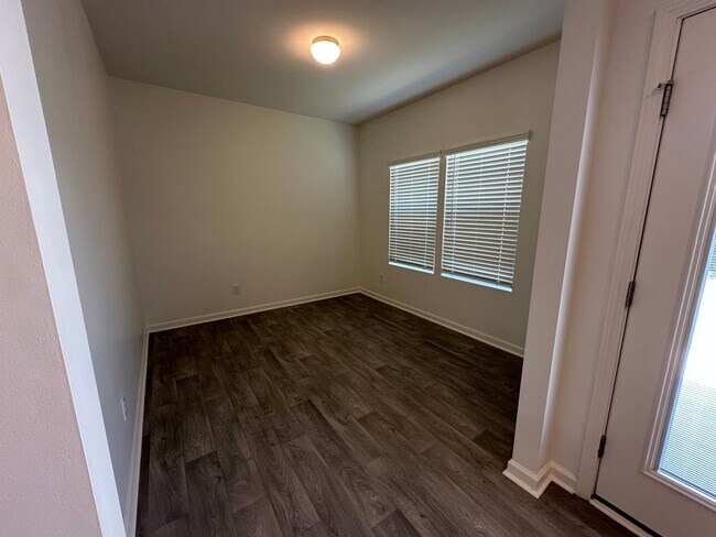 Building Photo - Spacious Home