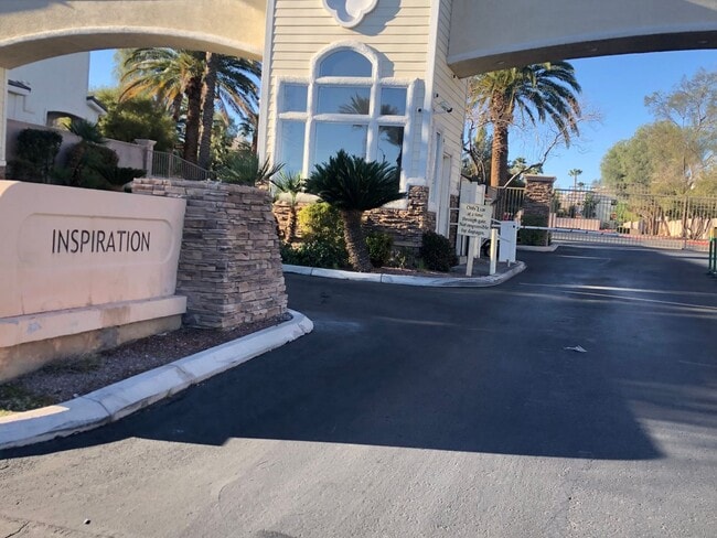 Building Photo - 3 BEDROOM & 2.5 BATH TOWNHOME LOCATED IN G...