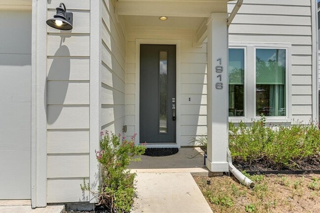 Building Photo - 1916 Bunche Rd