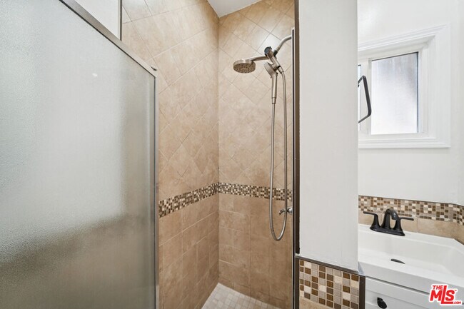 Building Photo - 6680 De Longpre Ave