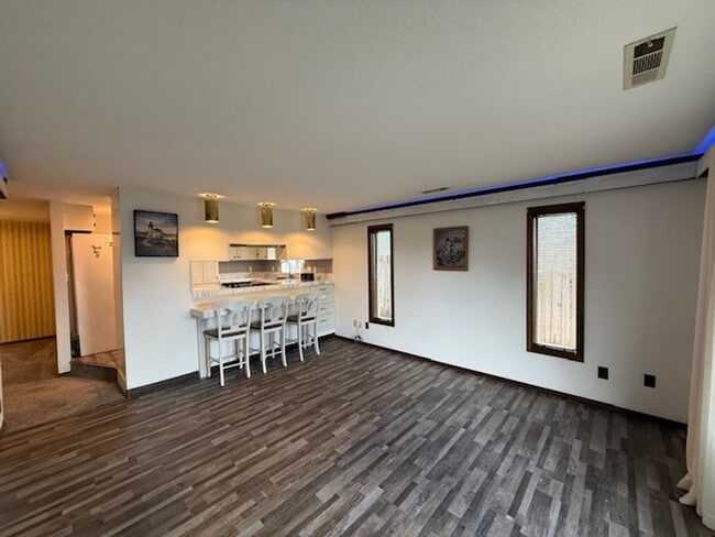 Building Photo - Spacious 3 Bedroom, 2 Bath home in Quality NB Neighborhood!