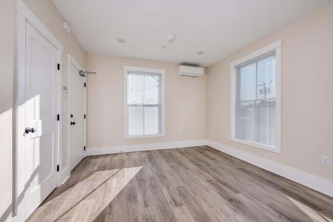 Building Photo - 553 Islington St